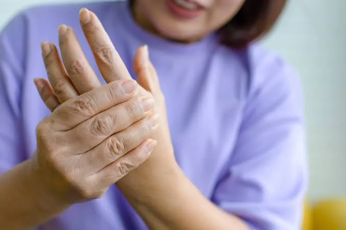 8 Strange Signs Your Body is Begging for Vitamin B12
