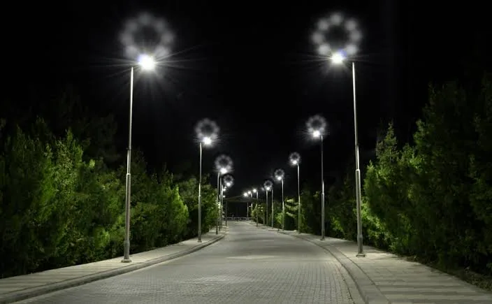 Why Sudden Flashes of Light in Your Eyes Could Be a Serious Warning